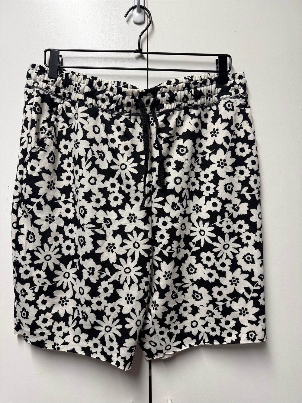 Lularoe Jamie Black & White Floral Drawstring Women’s Shorts